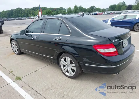 2010 Mercedes-Benz C 300 Luxury 4Matic/Sport 4Matic z USA, uszkodzony, nr VIN WDDGF8BB1AF465157